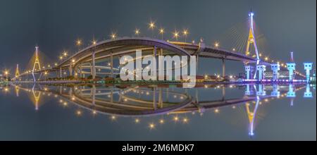 Ponte Pnorama Bhumibol, ponte sul fiume Chao Phraya. Accendere le luci in molti colori di notte. Foto Stock