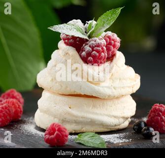 Torta al forno a base di proteine di pollo montate e panna, decorata con bacche fresche Foto Stock