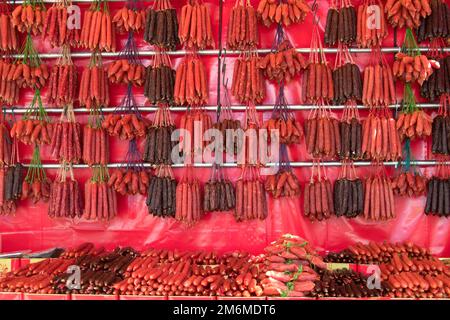 Salsicce cinesi in vendita a Singapore Chinatown. La salsiccia cinese ha un sapore unico, un delizioso mix di dolci e salati. Foto Stock