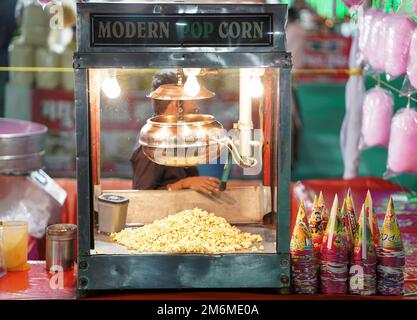 28 NOV, raipur, chhattigar, popcorn salato sparso, Texture. Concetto di cinema e film, vendita di popcorn in macchina popcorn, popcorn dietro il vetro Foto Stock