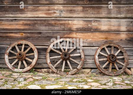 Tre vecchie ruote di legno del carro Foto Stock