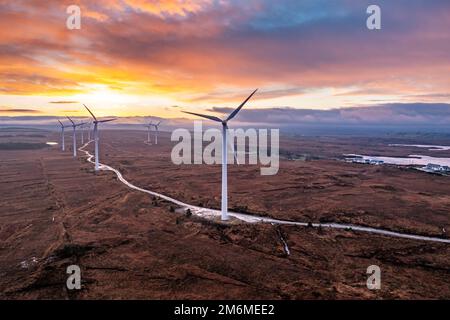 Incredibile alba presso il parco a vento Loughderryduff tra Ardara e Portnoo nella contea di Donegal, Irlanda. Foto Stock