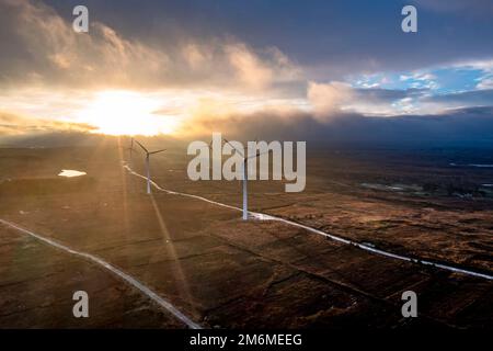 Incredibile alba presso il parco a vento Loughderryduff tra Ardara e Portnoo nella contea di Donegal, Irlanda. Foto Stock