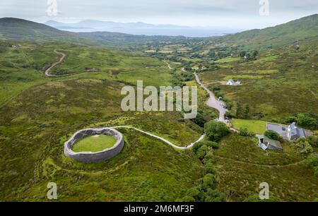 Vista aerea del drone di pietra Staigue rovinata fortezza penisola Iveragh nella contea di Kerry, Irlanda Foto Stock