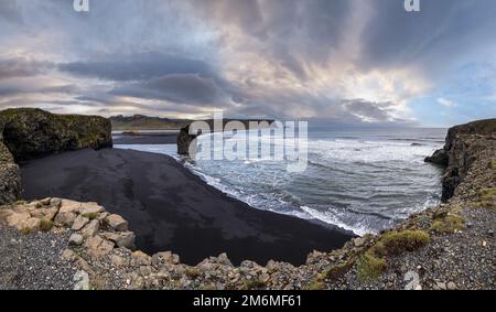 Pittoresca vista autunnale serale della spiaggia di sabbia vulcanica nera dell'oceano di Reynisfjara e delle formazioni rocciose da Capo di Dyrholaey, Vik, SO Foto Stock