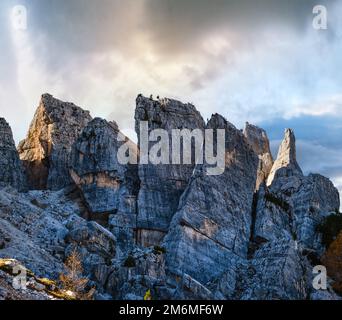 Autunno Dolomiti di montagna scena, Sudtirol, Italia. Cinque Torri (cinque torri) formazione rocciosa. Foto Stock