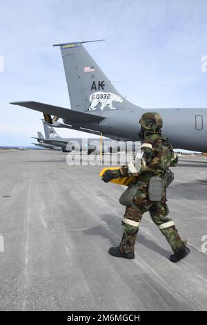 I militari del 168th Wing Maintenance Group eseguono le operazioni di manutenzione in un ambiente degradato simulato indossando al contempo un equipaggiamento protettivo da guerra chimico durante un esercizio di preparazione presso la base dell'aeronautica militare Eielson. Alaska Air National Guard Airmen si preparano regolarmente per le contingenze, stando pronti a rispondere alle esigenze dello stato e della nazione. La 168th Wing garantisce una consegna rapida dei rifornimenti in volo, fornendo una copertura e una vigilanza globali agli Stati Uniti Air Force, i servizi gemelli e gli alleati della NATO. (STATI UNITI Foto della Guardia Nazionale aerea di Senior Master Sgt. Julie Avey) Foto Stock