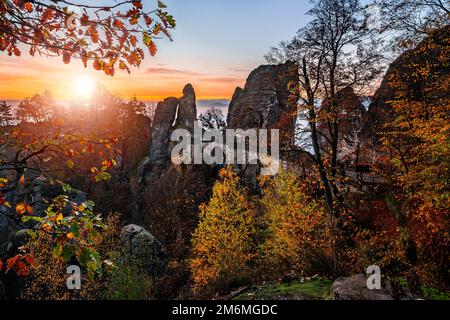 Sassonia, Germania - splendida vista del ponte di Bastei su un sole alba autunno con fogliame colorato. Bastei è famosa per la bella formatio rock Foto Stock