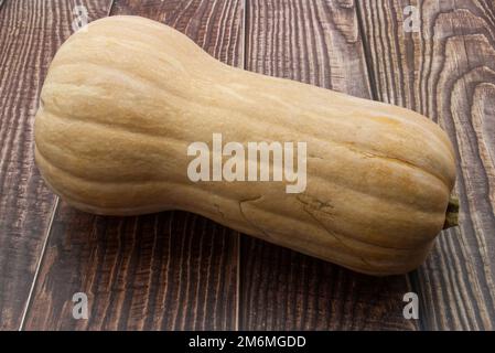 Zucca di butternut fresca su sfondo di legno Foto Stock
