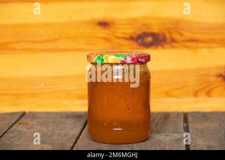 vaso in scatola con marmellata di biancospino marino su un tavolo Foto Stock