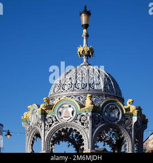 MARZO, CAMBRIDGESHIRE, Regno Unito - NOVEMBRE 23 : Memorial Fountain in Broad Street March commemora l'incoronazione di re Giorgio V. Foto Stock