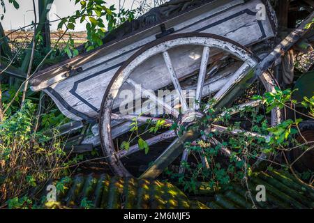 Vecchio carrello di legno in un granaio abbandonati Foto Stock