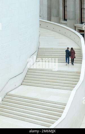 LONDRA, Regno Unito - 6 NOVEMBRE : tenere le mani sulla Scala della Grande Corte al British Museum di Londra il 6 novembre 2012. Due un Foto Stock