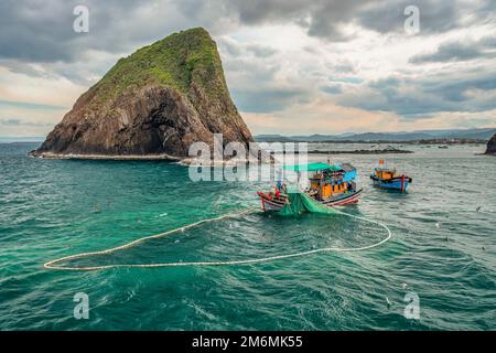 Navi e pescatori stanno pescando le acciughe nell'isola di Yen, Phu Yen, Vietnam Foto Stock