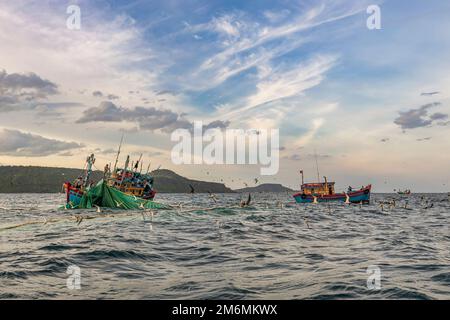 Navi e pescatori stanno pescando le acciughe nell'isola di Yen, Phu Yen, Vietnam Foto Stock