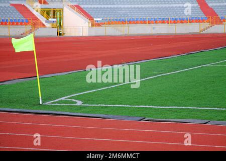 STADIO - campo da calcio con gol e tablo sul cielo blu Foto Stock