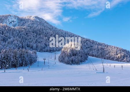 Paesaggio invernale foto delle piste completamente vuote nella località sciistica di Kranjska Gora, Slovenia Foto Stock