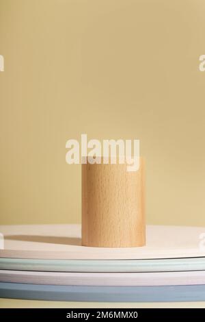 Ambiente minimalista in legno. Fase vuota minima astratta. Cilindro in legno su sfondo beige. Visualizzazione dei mockup per la presentazione del prodotto. Foto Stock