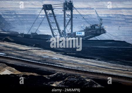 05 gennaio 2023, Renania settentrionale-Vestfalia, Jackerath: Miniera di lignite Garzweiler II opencast nei pressi di Lützerath, dove lavorano escavatori ligniti appartenenti alla società energetica RWE. Foto: Rolf Vennenbernd/dpa Foto Stock