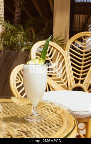 Pina colada cocktail alcolico sul tavolo presso la spiaggia caffè moderno ristorante - vacanza sfondo estate Foto Stock