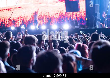 Folla festa palco luci concerto dal vivo festival di musica estiva Foto Stock