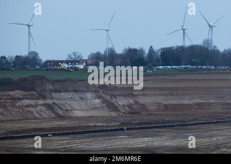 05 gennaio 2023, Renania settentrionale-Vestfalia, Jackerath: Vista della miniera di lignite di Garzweiler II opencast vicino a Lützerath, dove la società energetica RWE sta preparando la bonifica del villaggio con il sostegno della polizia. Foto: Rolf Vennenbernd/dpa Foto Stock