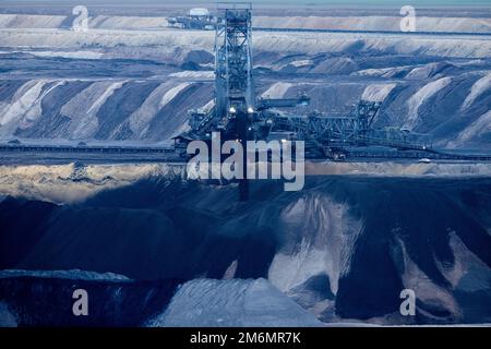 05 gennaio 2023, Renania settentrionale-Vestfalia, Jackerath: Vista della miniera di lignite di Garzweiler II opencast nei pressi di Lützerath, dove lavorano gli escavatori di lignite della società energetica RWE. Foto: Rolf Vennenbernd/dpa Foto Stock