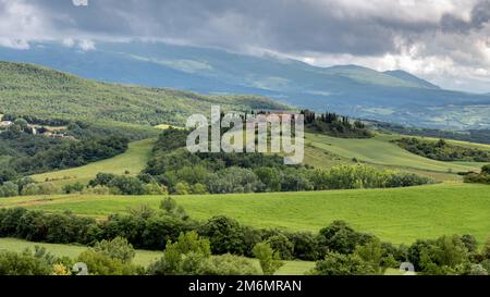 PIENZA, TOSCANA, ITALIA - MAGGIO 20 : paesaggio verdeggiante e antica casa colonica in Toscana il 20 Maggio 2013 Foto Stock