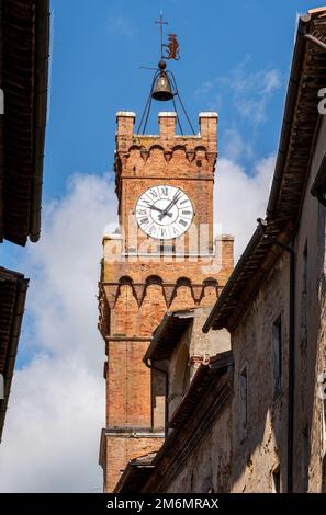 PIENZA, TOSCANA, ITALIA - MAGGIO 18 : Torre dell'orologio del Palazzo Comunale a Pienza, Toscana, Italia il 18 Maggio 2013 Foto Stock