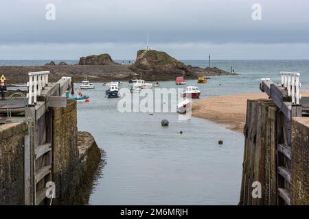 BUDE, CORNOVAGLIA/UK - AGOSTO 15 : Barche nel porto di Bude il 15 agosto 2013. Persone non identificate. Foto Stock