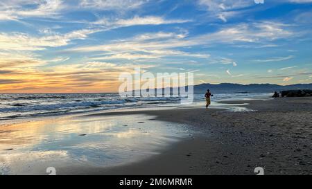 Nuvole spionate riempiono il tramonto sulla spiaggia di Venezia a Los Angeles, California Foto Stock