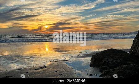 Nuvole spionate riempiono il tramonto sulla spiaggia di Venezia a Los Angeles, California Foto Stock