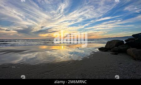 Nuvole spionate riempiono il tramonto sulla spiaggia di Venezia a Los Angeles, California Foto Stock