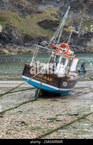 Barca da pesca in Port Isaac Cornovaglia Foto Stock