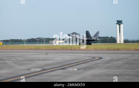 Un F-22 Raptor assegnato al 43d Fighter Squadron, Eglin Air Force base, Florida, decollo a Savannah Hilton Head International Airport, Georgia, 2 maggio 2022. Sentry Savannah, un'esercitazione di addestramento di minaccia della Guardia Nazionale aerea vicino-pari, è stata la pietra miliare per i piloti degli studenti del F-22 Raptor nello Squadrone Fighter 43d. Foto Stock