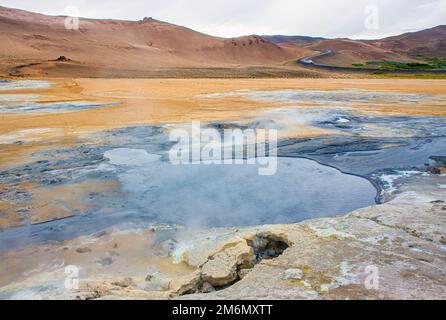 Hverir , zona geotermica dell'Islanda, sulla montagna vulcanica di Namafjall. Hverir è anche conosciuto come Namafjall o Namaskard. Paesaggio naturale surreale. Foto Stock