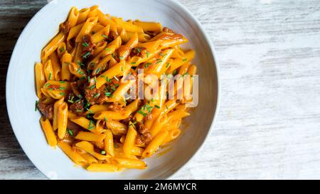 Penne carbonara con sobrasada. La sobrasada è carne di maiale preparata nell'isola di Maiorca. Foto Stock