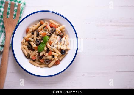 Pasta alla siciliana. Pasta con salsa di pomodoro, basilico e olive nere. Foto Stock