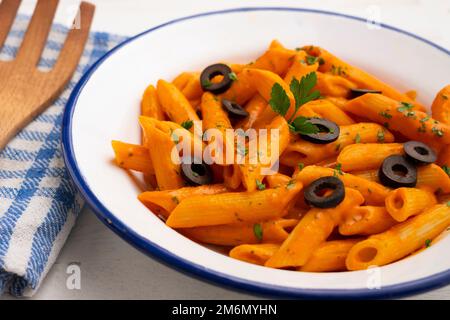 Pasta alla siciliana. Pasta con salsa di pomodoro, basilico e olive nere. Foto Stock