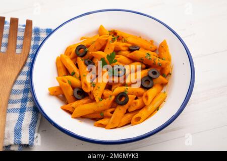 Pasta alla siciliana. Pasta con salsa di pomodoro, basilico e olive nere. Foto Stock