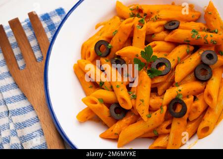 Pasta alla siciliana. Pasta con salsa di pomodoro, basilico e olive nere. Foto Stock