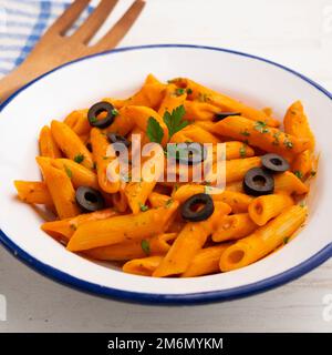 Pasta alla siciliana. Pasta con salsa di pomodoro, basilico e olive nere. Foto Stock