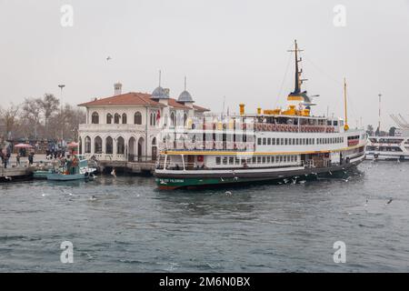 4 gennaio 2023: Il traghetto Besiktas in attesa di partire presso il vecchio storico terminal dei traghetti di Kadikoy preleva i passeggeri a Istanbul, in Turchia, il 4 gennaio 2023. Kadikoy conosciuto nell'antichità classica e durante l'era romana e bizantina come Chalcedon, è un grande, popoloso e cosmopolita quartiere nella parte asiatica di Istanbul, sulla riva settentrionale del Mar di Marmara. (Credit Image: © Tolga Ildun/ZUMA Press Wire) Foto Stock