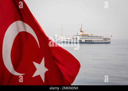 4 gennaio 2023: Vista del traghetto mentre si naviga dalla costa di Kadikoy con la bandiera turca in primo piano a Istanbul, Turkiye il 4 gennaio 2023. Kadikoy conosciuto nell'antichità classica e durante l'era romana e bizantina come Chalcedon, è un grande, popoloso e cosmopolita quartiere nella parte asiatica di Istanbul, sulla riva settentrionale del Mar di Marmara. (Credit Image: © Tolga Ildun/ZUMA Press Wire) Foto Stock