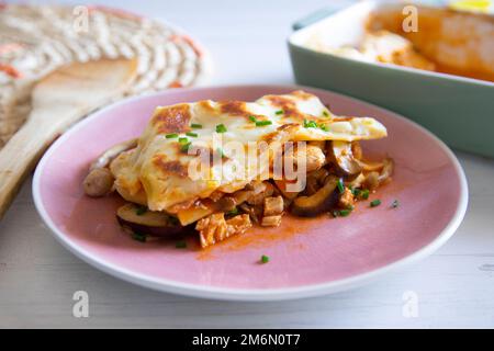 Lasagne di pollo. La lasagna è un tipo di pasta. Viene solitamente servito in fogli sovrapposti intervallati da strati di ingredienti a piacere. Foto Stock