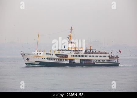 4 gennaio 2023: Vista del traghetto mentre si naviga dalla costa di Kadikoy con la storica penisola e Hagia Sophia sullo sfondo a Istanbul, Turkiye il 4 gennaio 2023. Kadikoy conosciuto nell'antichità classica e durante l'era romana e bizantina come Chalcedon, è un grande, popoloso e cosmopolita quartiere nella parte asiatica di Istanbul, sulla riva settentrionale del Mar di Marmara. (Credit Image: © Tolga Ildun/ZUMA Press Wire) Foto Stock