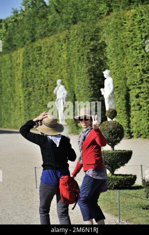 Francia, Yvelines (78) Domaine de Versailles, turisti cinesi nei giardini Foto Stock