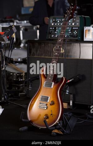 La chitarra PRS di Jakko Jakszyk fotografata presso gli Elstree Studios di Londra. Foto Stock