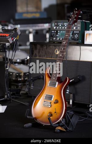 La chitarra PRS di Jakko Jakszyk fotografata presso gli Elstree Studios di Londra. Foto Stock