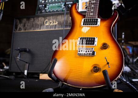 La chitarra PRS di Jakko Jakszyk fotografata presso gli Elstree Studios di Londra. Foto Stock